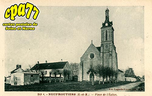 Neufmoutiers En Brie - Place de l'Eglise