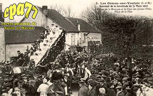 Les Ormes Sur Voulzie - Souvenir de la Calvacade du 31 Mars 1912 - Char de la Musique et le Char des Jeunes Filles Place de la Fte