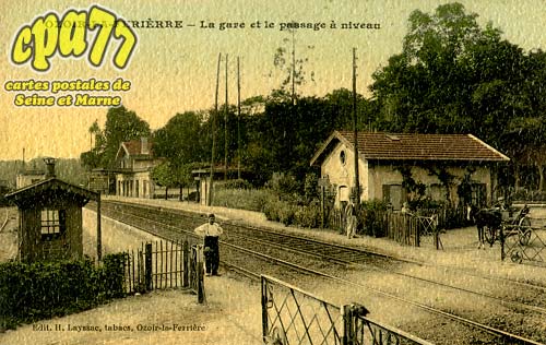 Ozoir La Ferrière - La Gare et le passage à niveau