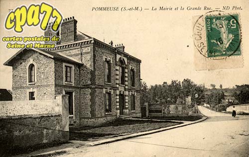 Pommeuse - La Mairie et la Grande Rue