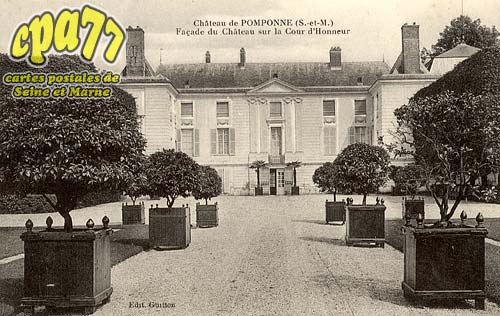 Pomponne - Chteau de Pomponne - Faade du Chteau sur la Cour d'Honneur