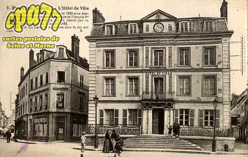 Provins - L'Htel de Ville - Ancien caf des Colonnes, achet en 1823 pour remplacer le magnifique monument du temps de Franois 1er dans lequel tait la Mairie et qui fut dtruit par un incendie dans la nuit du 2 Janvier 1821.