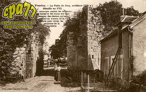 Provins - La Porte de Jouy, extrieur (XIIe s.) dmolie en 1723. On remarque encore les rainures des herses et les traces des scellements des chanes qu'on tendait en travers de la porte pour viter les surprises de la cavalerie
