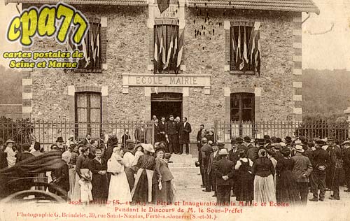 Reuil En Brie - Fte et Inauguration de la Mairie et Ecole - Pendant le Discours de M. le Sous-Prfet