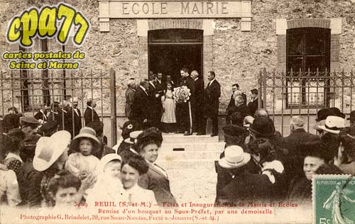 Reuil En Brie - Fte et Inauguration de la Mairie et Ecoles - Remise d'un bouquet au Sous-Prfet, par une demoiselle