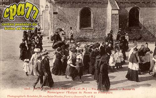 St Cyr Sur Morin - Fin de la Cérémonie - Retour de Monseigneur l'Evêque de Meaux au Presbytère