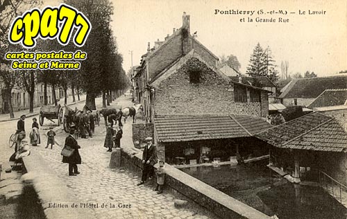 St Fargeau Ponthierry - Le Lavoir et la Grande Rue