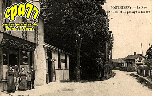 St Fargeau Ponthierry - La Rue des Cits et le passage  niveau
