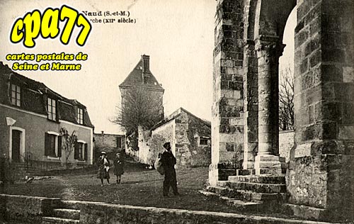 St Loup De Naud - Place de l'Eglise - Le Porche (XIIe sicle)