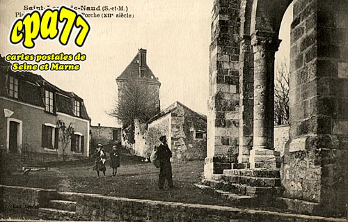 St Loup De Naud - Place de l'Eglise - Le Porche (XIIe sicle)