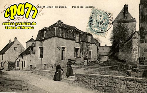 St Loup De Naud - Place de l'Eglise