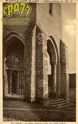 St Loup De Naud - Eglise romane du XIIe S. - Le clocher, la Tour centrale date du XIIIe Sicle.