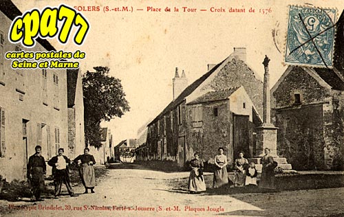 Solers - Place de la Tour - Croix datant de 1576