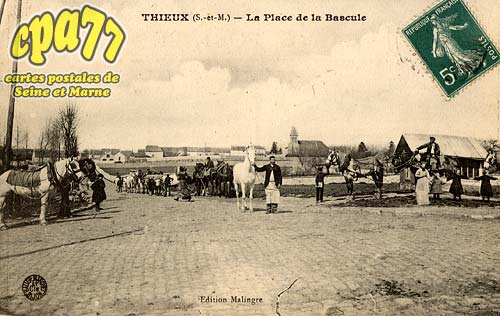 Thieux - La Place de la Bascule