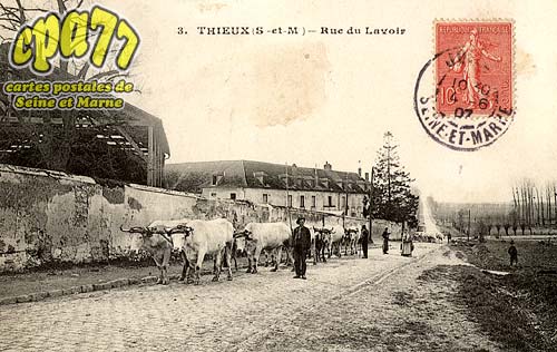 Thieux - Rue du Lavoir
