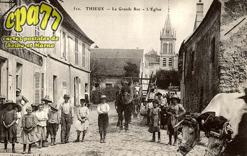 Thieux - La Grande Rue - l'Eglise