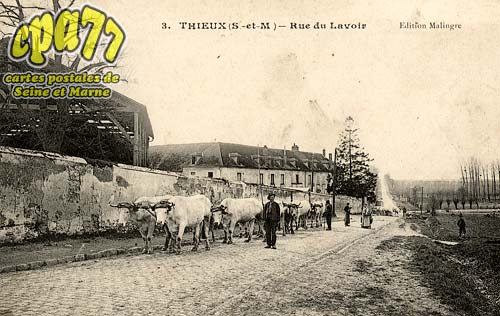 Thieux - Rue du Lavoir
