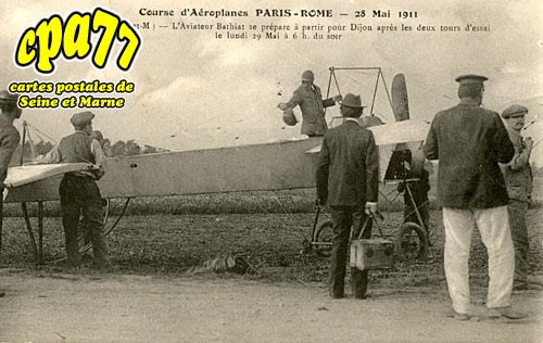 La Tombe - Course d'Aroplanes Paris-Rome - 28 Mai 1911 - L'Aviateur Bathiat se prpare  partir pour Dijon aprs les deux tours d'essai le lundi 29 Mai  6 h. du soir
