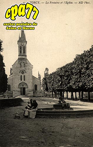 Torcy - La Fontaine et l'Eglise