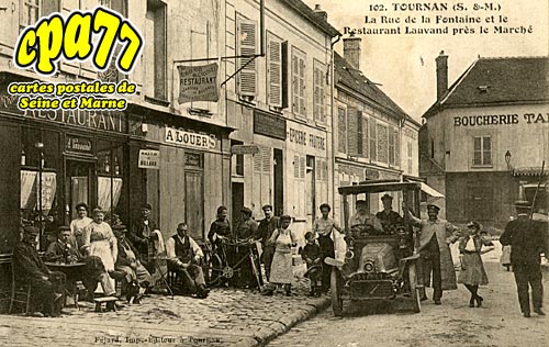 Tournan En Brie - La Rue de la Fontaine et le Restaurant Lauvand près le Marché