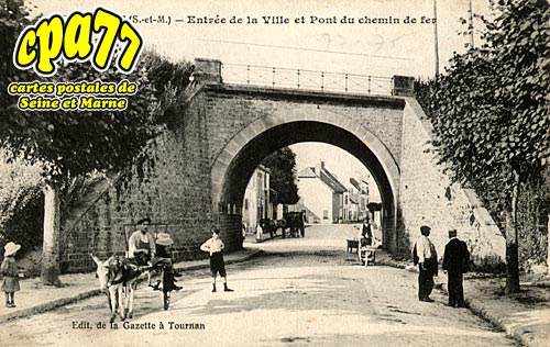 Tournan En Brie - Entrée de la Ville et Pont du chemin de fer
