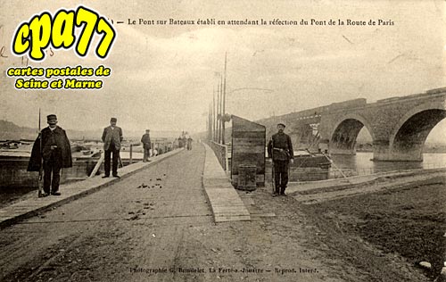 Trilport - Le Pont sur Bateaux tabli en attendant la rfection du Pont de la Route de Paris