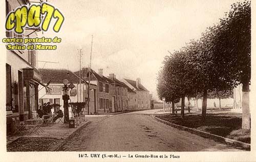 Ury - La Grande-Rue et la Place