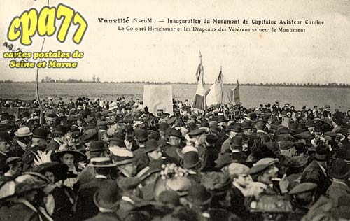 Vanvill - Inauguration du Monument du Capitaine Aviateur Camine - Le Colonel Hirschauer et les Drapeaux des Vtrans saluent le Monument