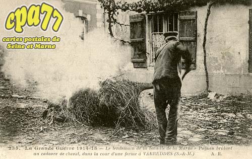 Varreddes - La Grande Guerre1914-15 - Le lendemain de la bataille de la Marne - Paysan brlant un cadavre de cheval, dans la cour d'une ferme  Varreddes