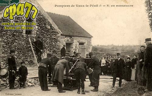 Vaux Le Pnil - Pompiers de Vaux-le-Pnil (S.-et-M.) en manoeuvre