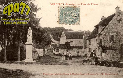Verdelot - Place du  Prieur