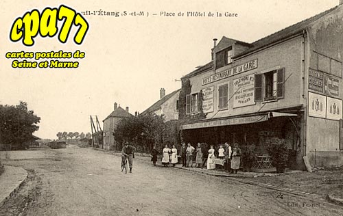 Verneuil L'tang - Place de l'Htel de la Gare