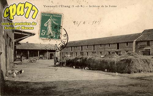 Verneuil L'tang - Intrieur de la ferme