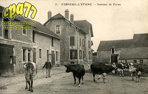 Verneuil L'tang - Intrieur de Ferme